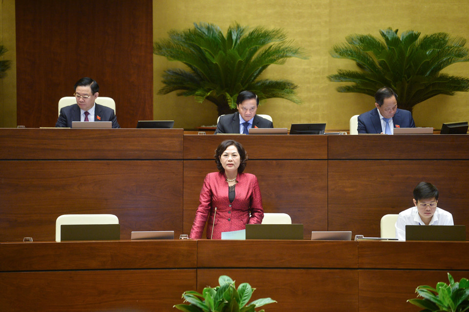 Thống đốc Ngân hàng Nhà nước Nguyễn Thị Hồng phát biểu tại phiên chất vấn và trả lời chất vấn. Ảnh: Quochoi.vn