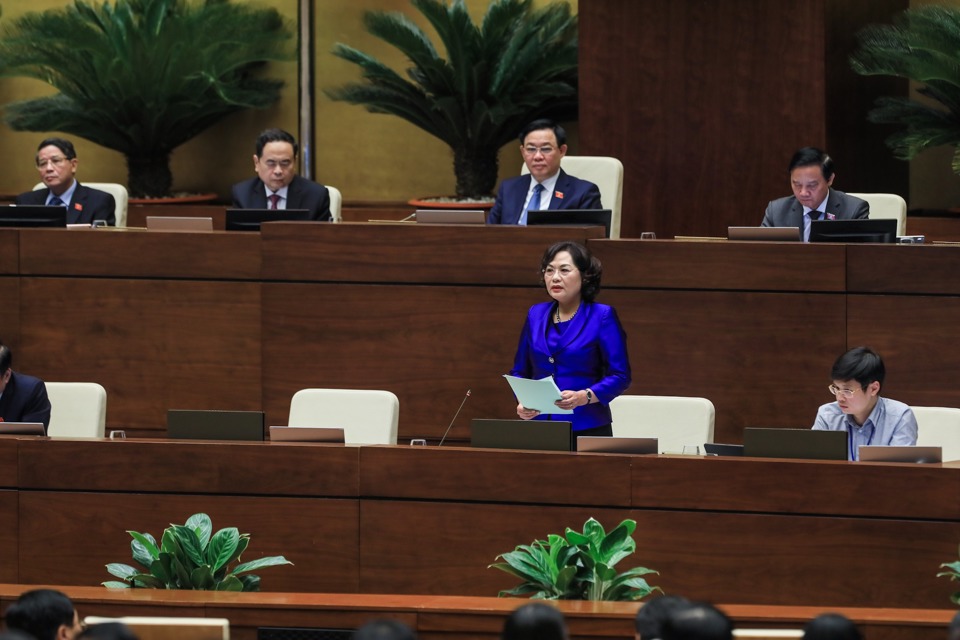 Thống đốc Ngân hàng Nhà nước Việt Nam Nguyễn Thị Hồng phát biểu tại phiên chất vấn. Ảnh: Hùng Thập