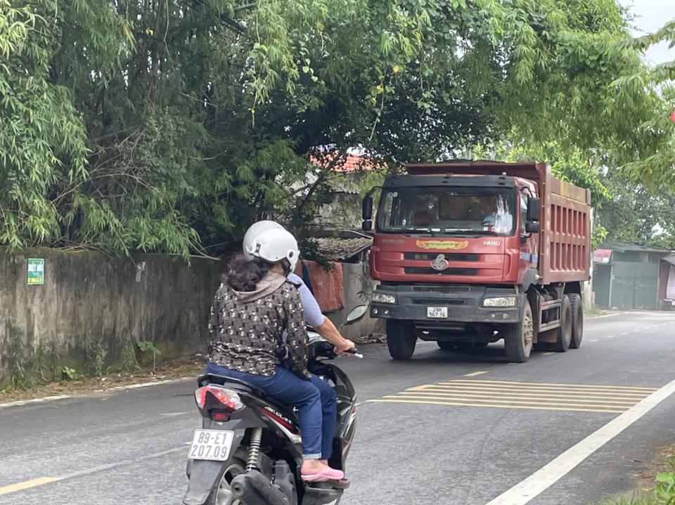 Xe ô tô quá tải chở VLXD ngang nhiên chạy qua trước cổng trụ sở UBND xã Lê Lợi. Ảnh: Công Tâm