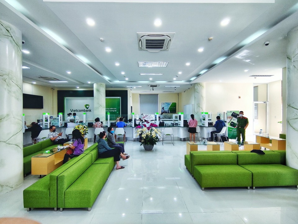 Kh&ocirc;ng gian giao dịch tại trụ sở mới Vietcombank Nha Trang c&oacute; thiết kế mang đến cảm nhận về một ng&acirc;n h&agrave;ng Xanh, th&acirc;n thiện v&agrave; gần gũi