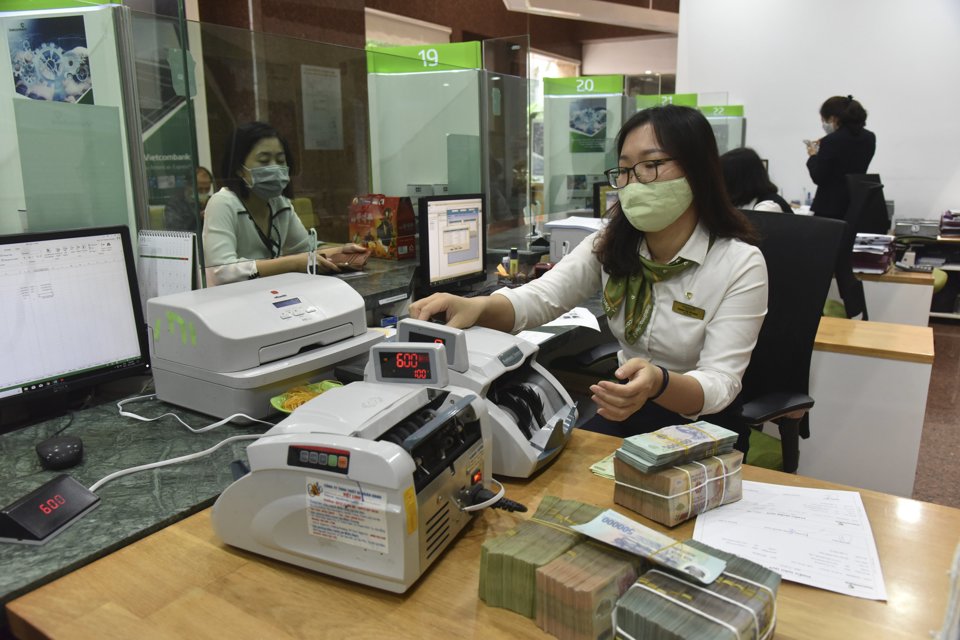 Hoạt động nghiệp vụ tại Vietcombank, chi nh&aacute;nh H&agrave; Nội. Ảnh: Thanh Hải