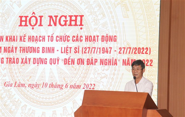 Ph&oacute; Chủ tịch UBND huyện Gia L&acirc;m Nguyễn Đức Hồng ph&aacute;t biểu tại hội nghị