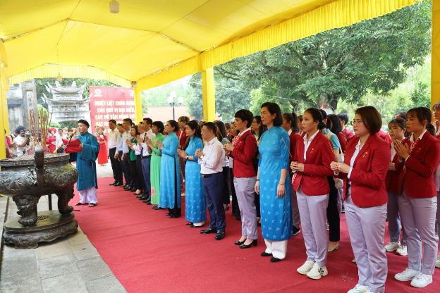 Nữ VĐV đoạt "v&agrave;ng" SEA Games 31 b&aacute;o c&ocirc;ng tại đền Hai B&agrave; Trưng