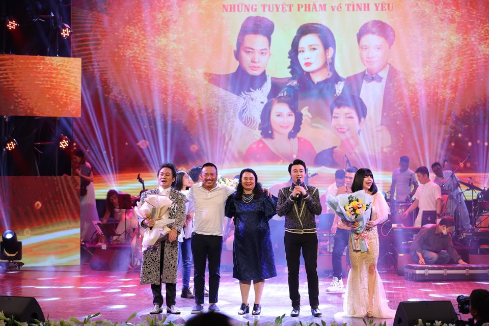 Ban tổ chức show diễn Hà Nội phố 2 gặp những rắc rối vì chưa xin phép sử dụng ca khúc của nhạc sĩ Phú Quang.