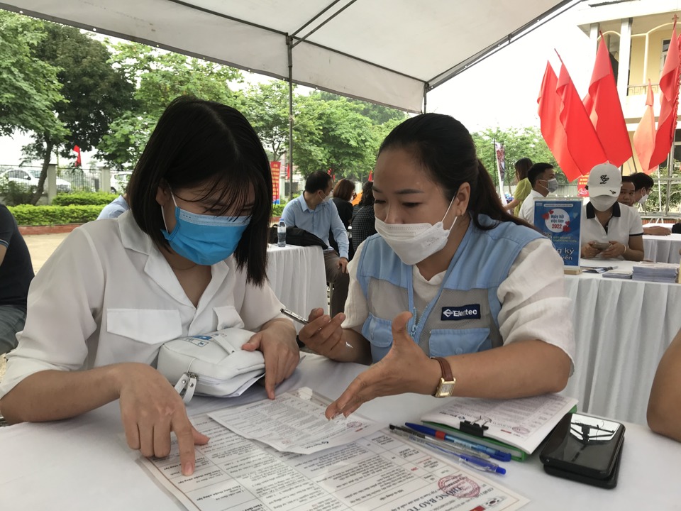 Người lao động đang được c&aacute;n bộ doanh nghiệp tư vấn, giới thiệu về những vị tr&iacute; việc l&agrave;m ph&ugrave; hợp với năng lực. Ảnh: Trần Oanh.