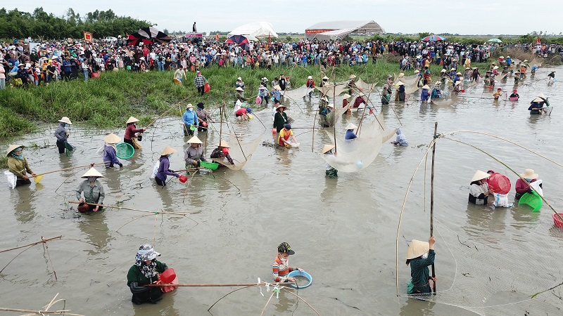 Lễ hội mang đậm m&agrave;u sắc d&acirc;n gian độc đ&aacute;o, được tổ chức h&agrave;ng năm, mang tư tưởng khuyến n&ocirc;ng, khuyến ngư, ph&aacute;t triển n&ocirc;ng nghiệp n&ocirc;ng th&ocirc;n.