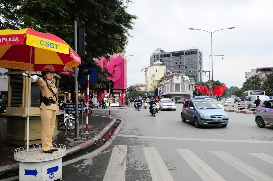 Cảnh sát giao thông thi hành nhiệm vụ tại ngã tư Cửa Nam. Ảnh: Hải Linh