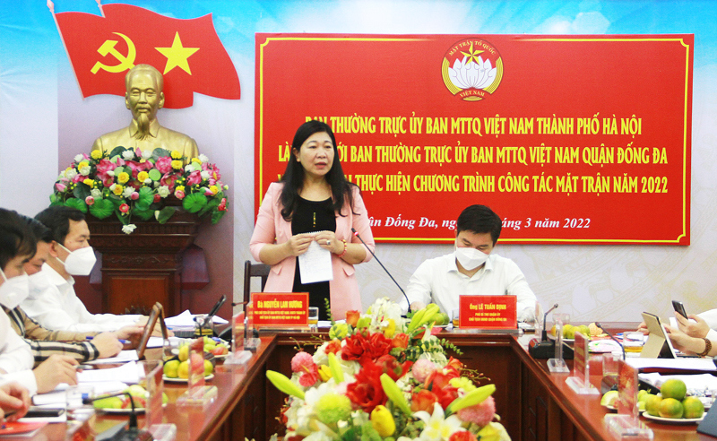 Chủ tịch Ủy ban MTTQ TP Hà Nội Nguyễn Lan Hương phát biểu tại buổi làm việc với Ban Thường trực Ủy ban MTTQ quận Đống Đa. Ảnh: Phương Hiền