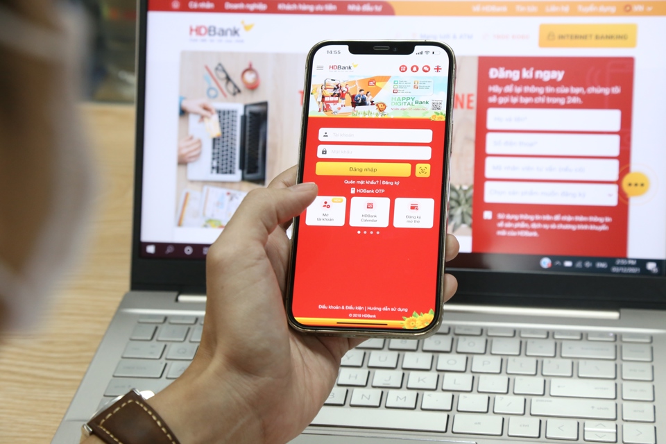 Kh&aacute;ch h&agrave;ng c&oacute; thể mở t&agrave;i khoản tiết kiệm tr&ecirc;n App HDBank v&agrave; Internet Banking.