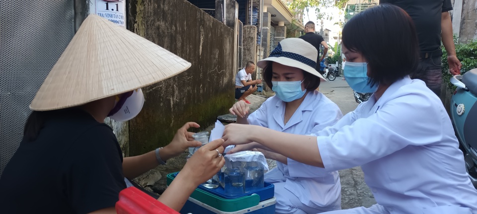 Sau khi c&oacute; phản &aacute;nh, Sở Y tế Nghệ An kịp thời v&agrave;o cuộc lấy mẫu kiểm tra chất lượng nước sạch sinh hoạt tại TP Vinh.