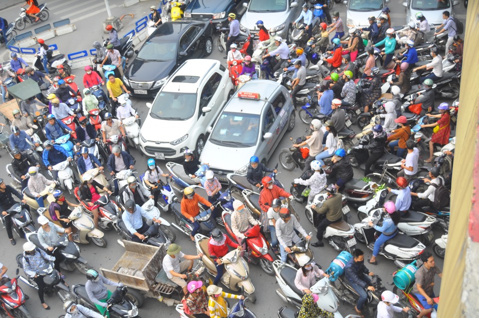 Lưu lượng xe máy tham gia giao thông cao tại Hà Nội là một trong những nguyên nhân gây ô nhiễm không khí. Ảnh: Công Hùng