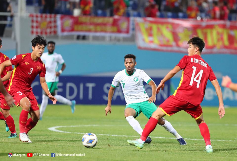 Một tình huống trong trận tứ kết U23 Việt Nam - U23 Saudi Arabia đêm 12/6. Ảnh: VFF