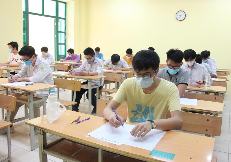 Thí sinh tham dự kỳ thi lớp 10 năm học 2021 tại Hà Nội. Ảnh: Điệp Quyên