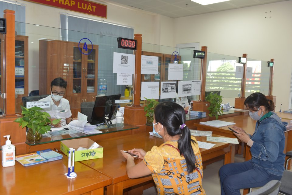 Ngành BHXH Hà Nội luôn tập trung quyết liệt trong cải cách thủ tục hành chính, nâng cao hiệu quả phục vụ người dân, DN. Ảnh: Trần Thảo