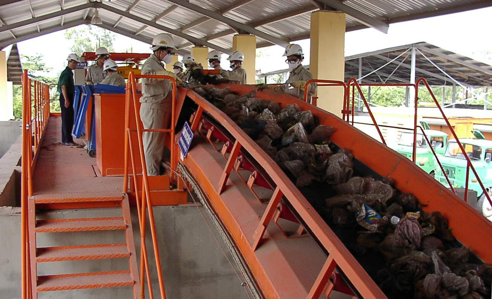 Phân loại rác thải tại Nhà máy rác Nam Sơn. Ảnh: Trần Dũng