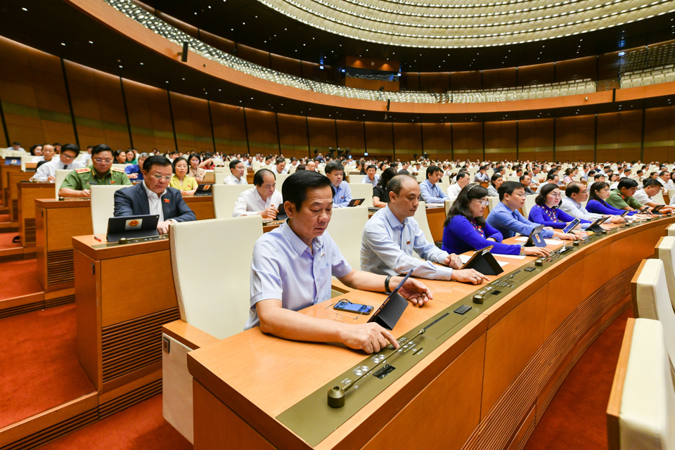 Các đại biểu tiến hành biểu quyết thông qua hai nghị quyết về việc Thành lập Đoàn giám sát chuyên đề của Quốc hội năm 2023. Ảnh: Phạm Thắng