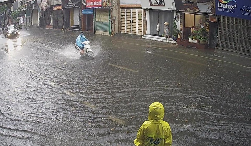 Dự b&aacute;o thời tiết ng&agrave;y 15/6: H&agrave; Nội c&oacute; l&uacute;c c&oacute; mưa r&agrave;o v&agrave; d&ocirc;ng