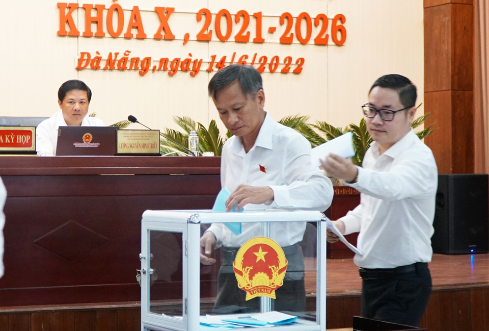 C&aacute;c đại biểu bỏ phiếu b&atilde;i nhiệm chức Ph&oacute; Chủ tịch Thường trực HĐND TP Đ&agrave; Nẵng đối với &ocirc;ng L&ecirc; Minh Trung.