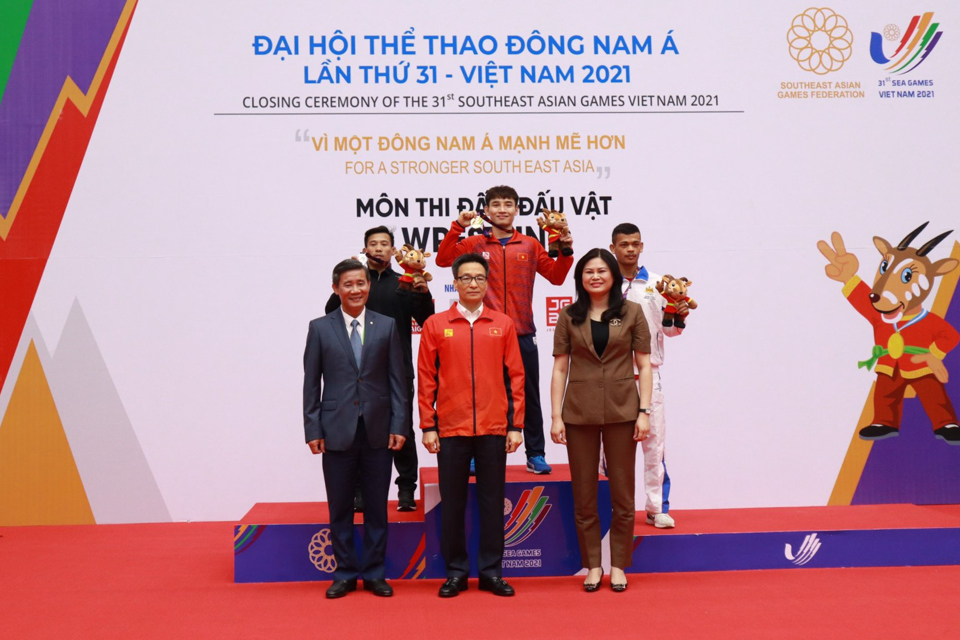 Ph&oacute; Thủ tướng Vũ Đức Đam trao huy chương cho c&aacute;c VĐV gi&agrave;nh HCV m&ocirc;n vật tại SEA Games 31.