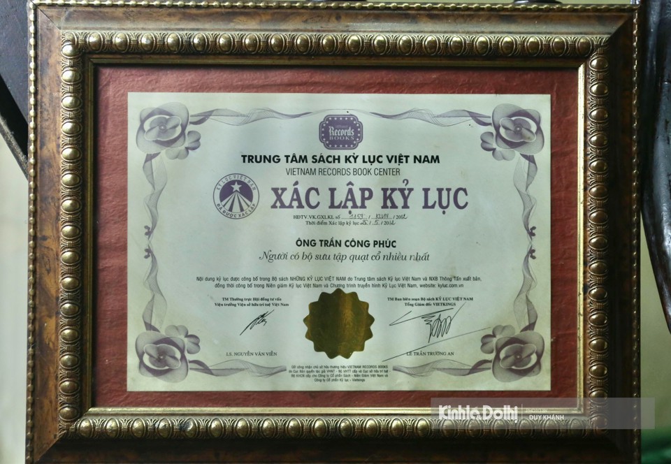 Với bộ sưu tập quạt cổ "độc nhất, v&ocirc; nhị" n&agrave;y, năm 2012, &ocirc;ng Ph&uacute;c từng được ghi danh trong &ldquo;kỷ lục Guinness Việt Nam&rdquo;.