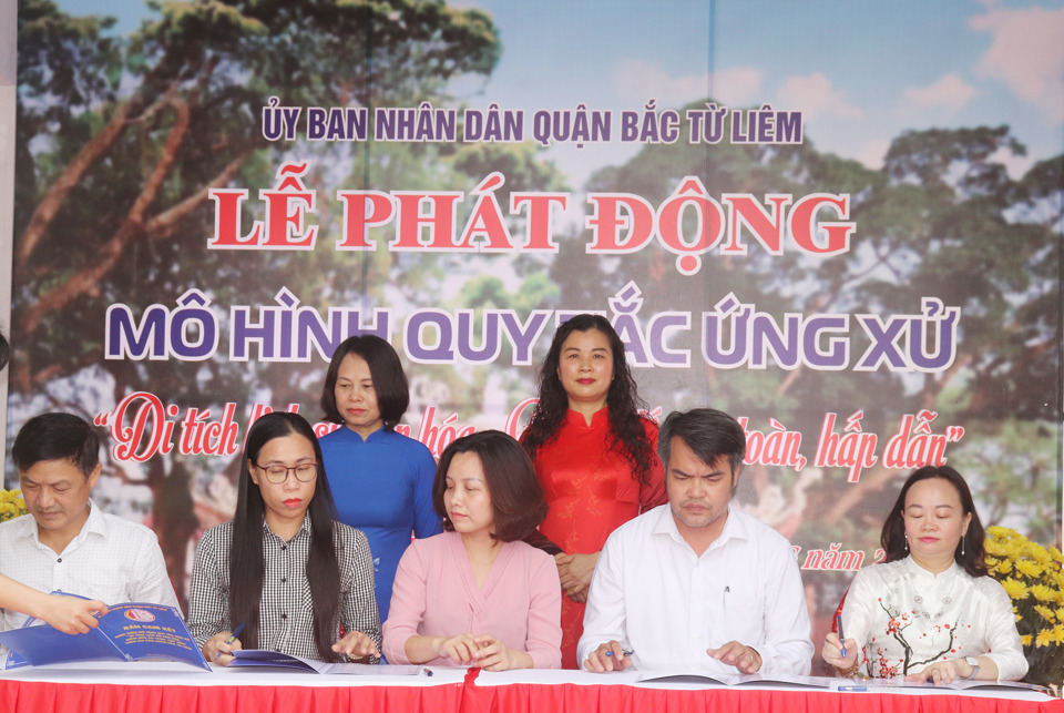 C&aacute;c phường k&yacute; cam kết hưởng ứng thực hiện m&ocirc; h&igrave;nh &ldquo;Di t&iacute;ch lịch sử văn h&oacute;a - Điểm đến an to&agrave;n, hấp dẫn&rdquo; tr&ecirc;n địa b&agrave;n quận Bắc Từ Li&ecirc;m.