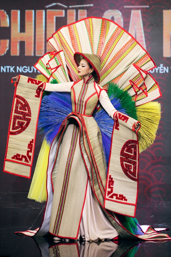 Trang phục dân tộc: Những bộ trang phục dân tộc đều mang trong mình sức hút đặc biệt, đem lại cho người mặc sự tự hào và tôn vinh nền văn hóa của dân tộc. Hãy cùng chiêm ngưỡng những trang phục dân tộc đẹp mắt và đầy màu sắc trong ảnh để trải nghiệm sự đa dạng và phong phú của văn hoá Việt Nam.