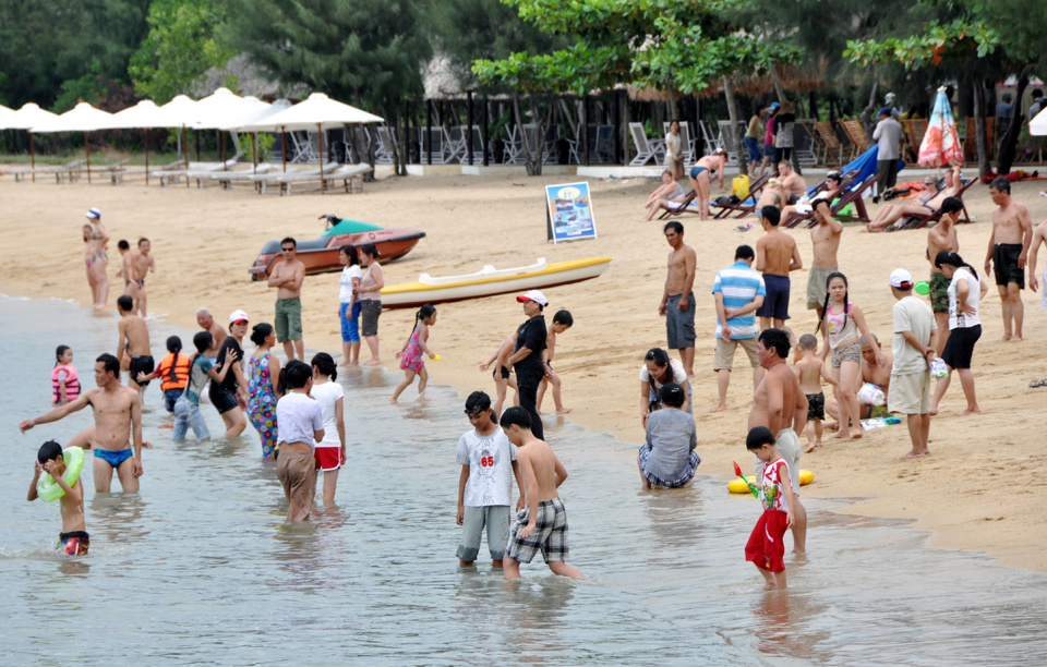 Kh&aacute;ch du lịch tắm biển tại đảo Hoa Lan, TP Nha Trang