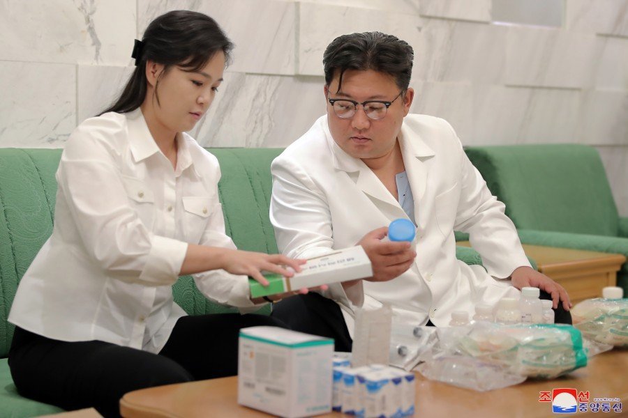 Chủ tịch Kim Jong Un gửi thuốc do &ocirc;ng tự chuẩn bị tại nh&agrave; tới th&agrave;nh phố Haeju, Triều Ti&ecirc;n. Ảnh: KCNA