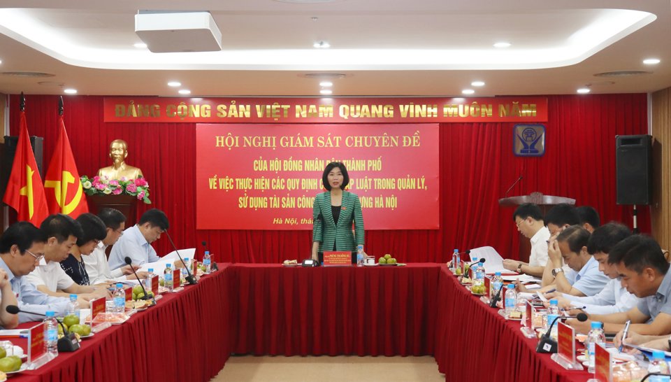 Phó Chủ tịch Thường trực HĐND TP Hà Nội Phùng Thị Hồng Hà phát biểu kết luận buổi giám sát.