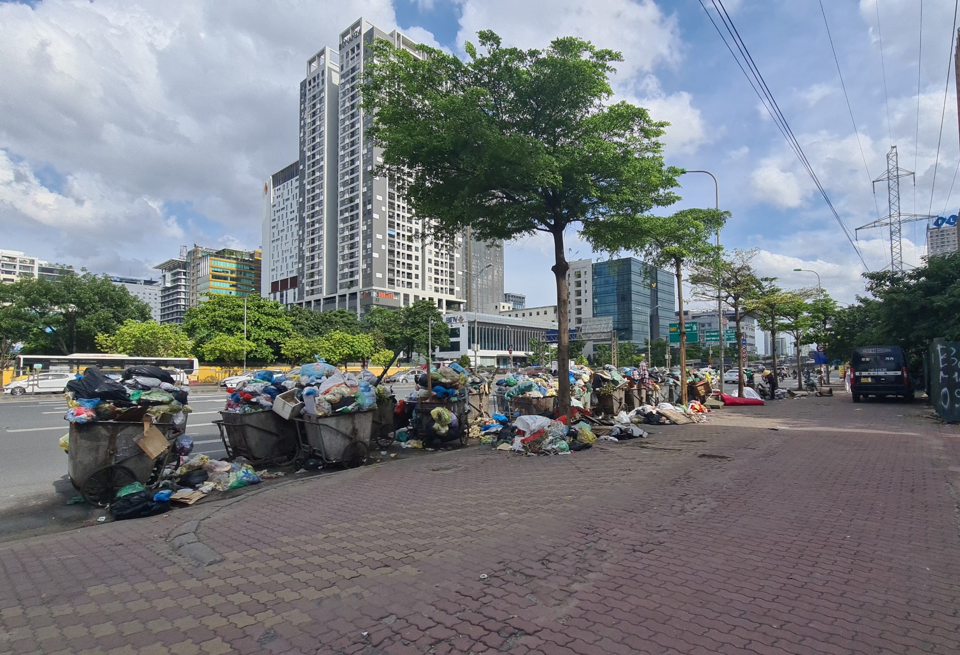 R&aacute;c thải tr&agrave;n đường Phạm H&ugrave;ng.