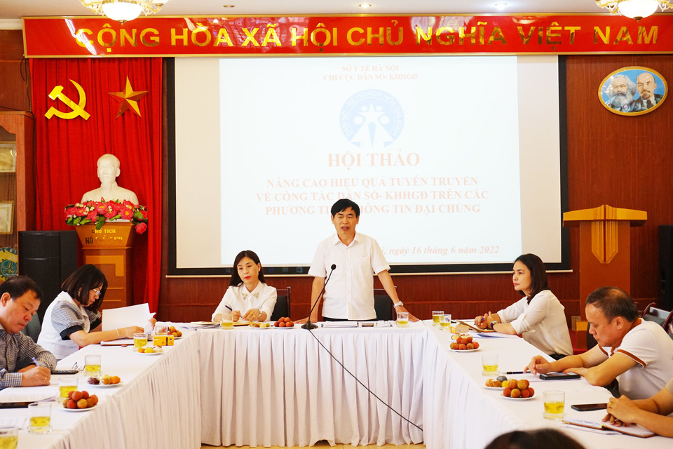 Chi cục trưởng Chi cục DS - KHHGĐ Tạ Quang Huy chia sẻ tại hội thảo.