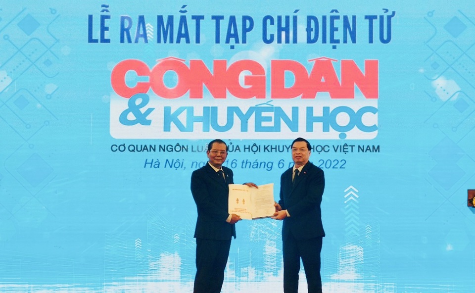 Phó Chủ tịch kiêm Tổng thư ký Hội Khuyến học Việt Nam Lê Mạnh Hùng trao quyết định bổ nhiệm Tổng biên tập cho nhà báo Tô Phán