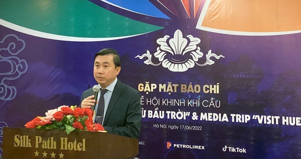 Gi&aacute;m đốc Sở Du lịch Thừa Thi&ecirc;n Huế Nguyễn Văn Ph&uacute;c giới thiệu về sự kiện.