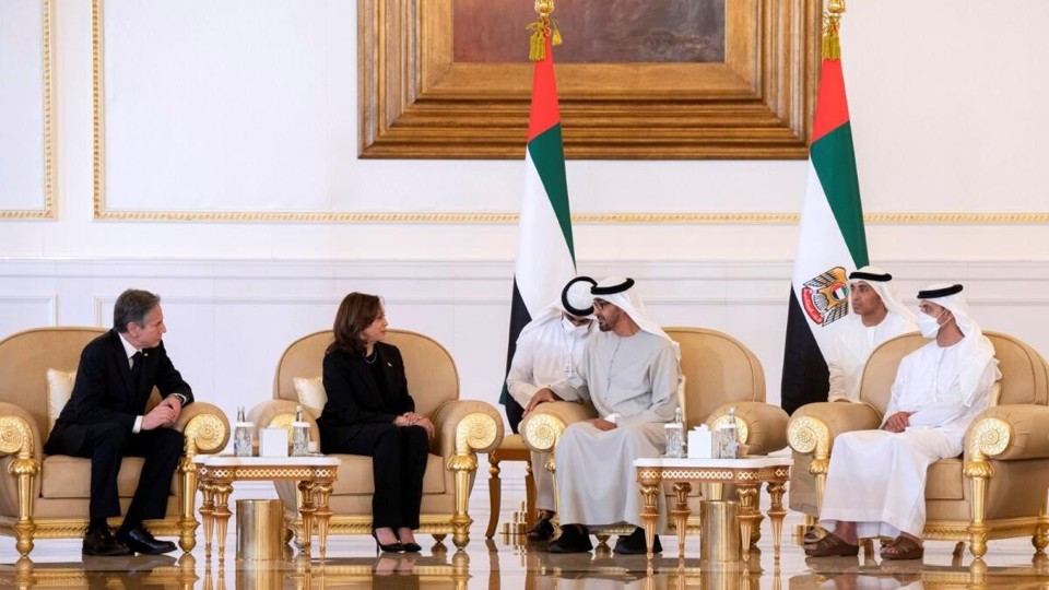 Ph&oacute; Tổng thống Mỹ Kamala Harris v&agrave; t&acirc;n Tổng thống UAE Sheikh Mohamed bin Zayed al Nahyan trong cuộc gặp tại Abu Dhabi, ng&agrave;y 16/5.Nguồn: AFP