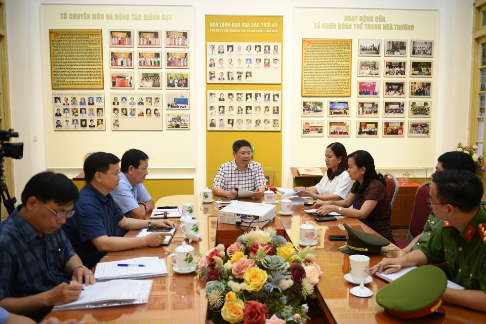 Ph&oacute; Chủ tịch Thường trực UBND Quận Ho&agrave;n Kiếm&nbsp;Nguyễn Anh Qu&acirc;n kiểm tra việc tổ chức thi v&agrave;o lớp 10 THPT năm học 2022-2023 tại một số điểm thi tr&ecirc;n địa b&agrave;n quận.