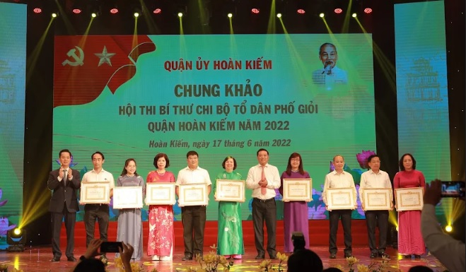 Chung khảo Hội thi Bí thư chi bộ tổ dân phố giỏi quận Hoàn Kiếm 2022 - Ảnh 1