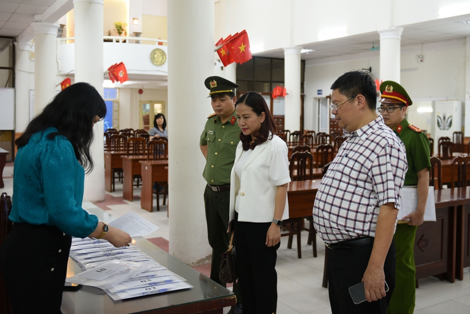 Ph&oacute; Chủ tịch Thường trực UBND Quận Ho&agrave;n Kiếm&nbsp;Nguyễn Anh Qu&acirc;n v&agrave; Trưởng ph&ograve;ng Gi&aacute;o dục v&agrave; Đ&agrave;o tạo quận Ho&agrave;n Kiếm Vương Hương Giang kiểm tra một số điểm thi