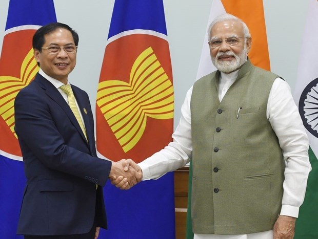 Bộ trưởng Ngoại giao B&ugrave;i Thanh Sơn đến ch&agrave;o x&atilde; giao Thủ tướng Ấn Độ Narendra Modi. Ảnh: TTXVN