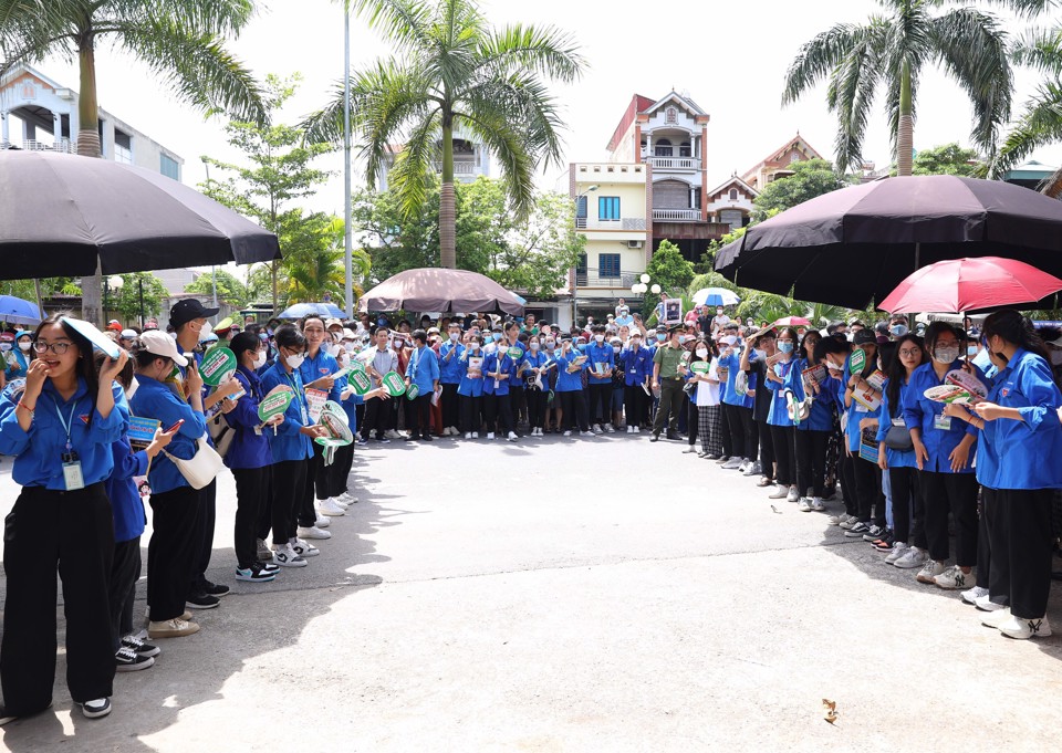 Đội ngũ t&igrave;nh nguyện vi&ecirc;n hỗ trợ hết m&igrave;nh cho c&aacute;c th&iacute; sinh. Ảnh: Tiến C&ocirc;ng