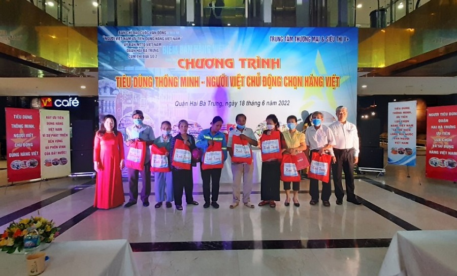 Ban Thường trực Ủy ban MTTQ Việt Nam quận Hai B&agrave; Trưng trao qu&agrave; cho c&aacute;c hộ d&acirc;n c&oacute; ho&agrave;n cảnh kh&oacute; khăn