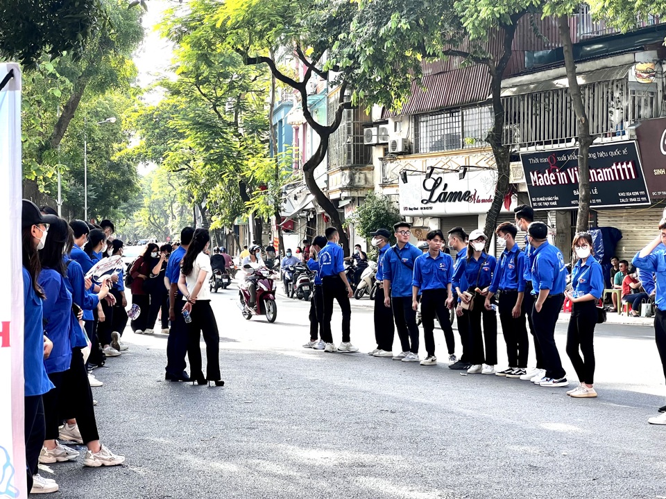 C&aacute;c t&igrave;nh nguyện vi&ecirc;n tại điểm trường THPT Chu Văn An (quận T&acirc;y Hồ, TP H&agrave; Nội).