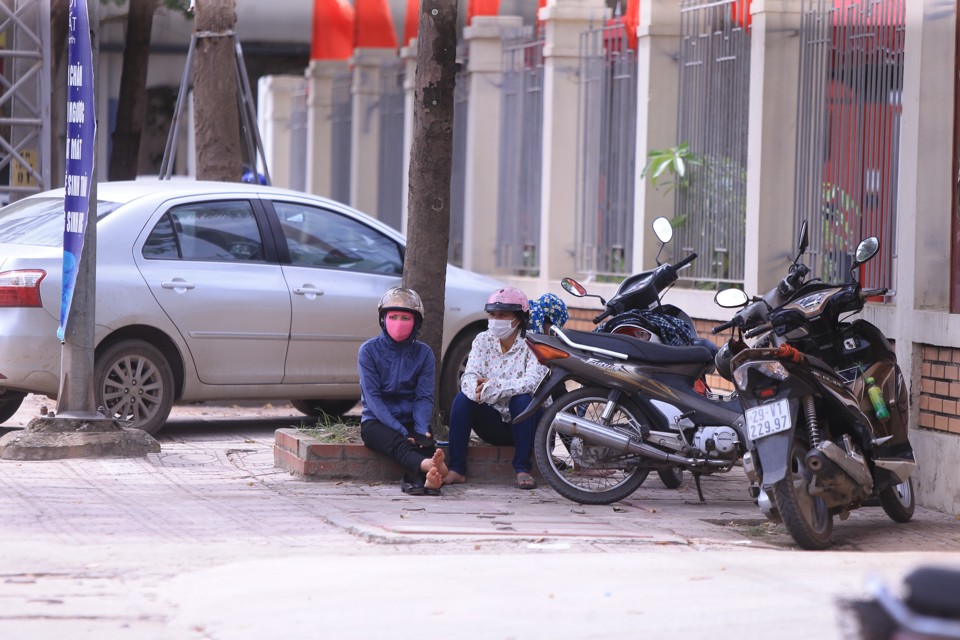 Tại điểm thi ở trường THPT Quảng Oai, huyện Ba V&igrave;, nhiều phụ huynh ngồi dưới gốc c&acirc;y để tr&aacute;nh nắng . Ảnh: Ngọc T&uacute;
