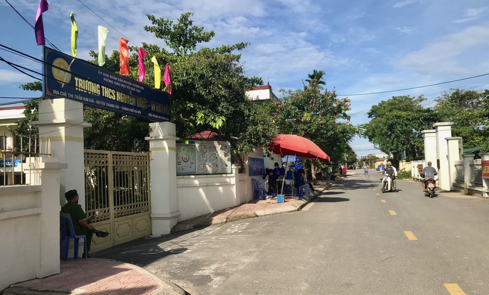 Khu vực ngo&agrave;i cổng điểm thi trường THCS Nguyễn Trực - Kim B&agrave;i đảm bảo an ninh, an to&agrave;n.