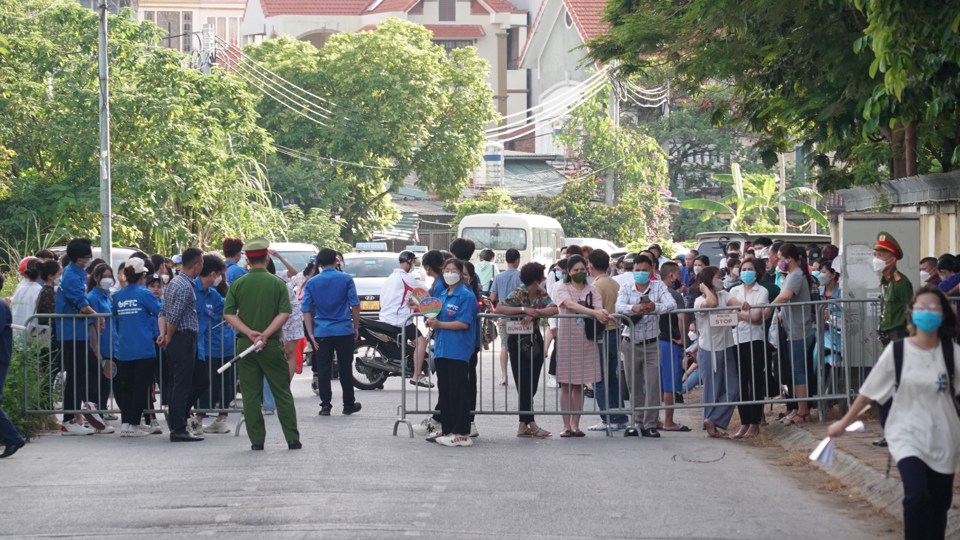 Người nh&agrave; th&iacute; sinh mong ng&oacute;ng con em b&ecirc;n ngo&agrave;i điểm thi tại quận Nam Từ Li&ecirc;m.