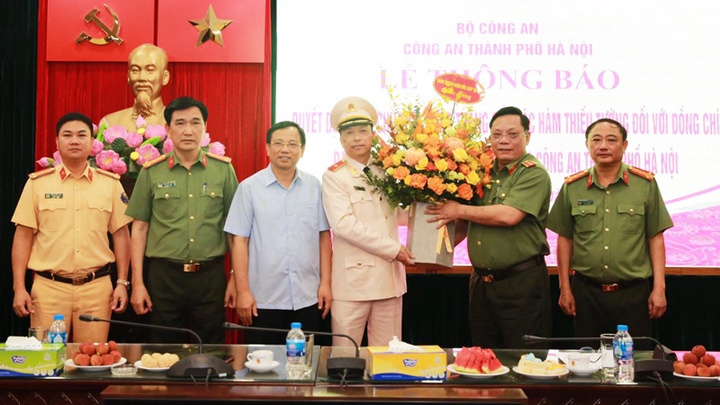 Gi&aacute;m đốc C&ocirc;ng an TP H&agrave; Nội ch&uacute;c mừng Thiếu tướng Nguyễn Hồng Ky.