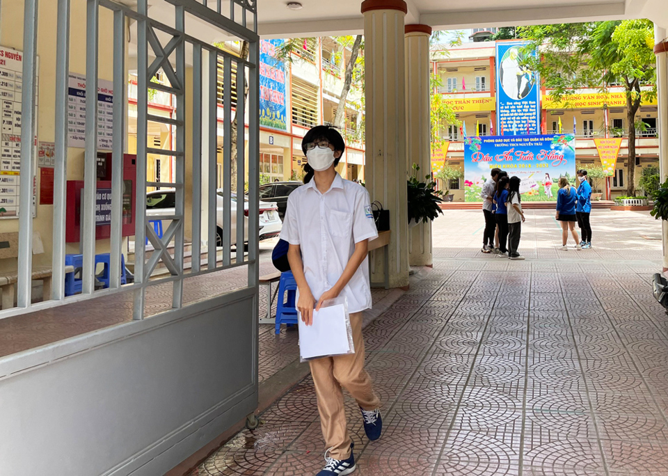 Học sinh rời điểm thi tại THCS Nguyễn Tr&atilde;i.