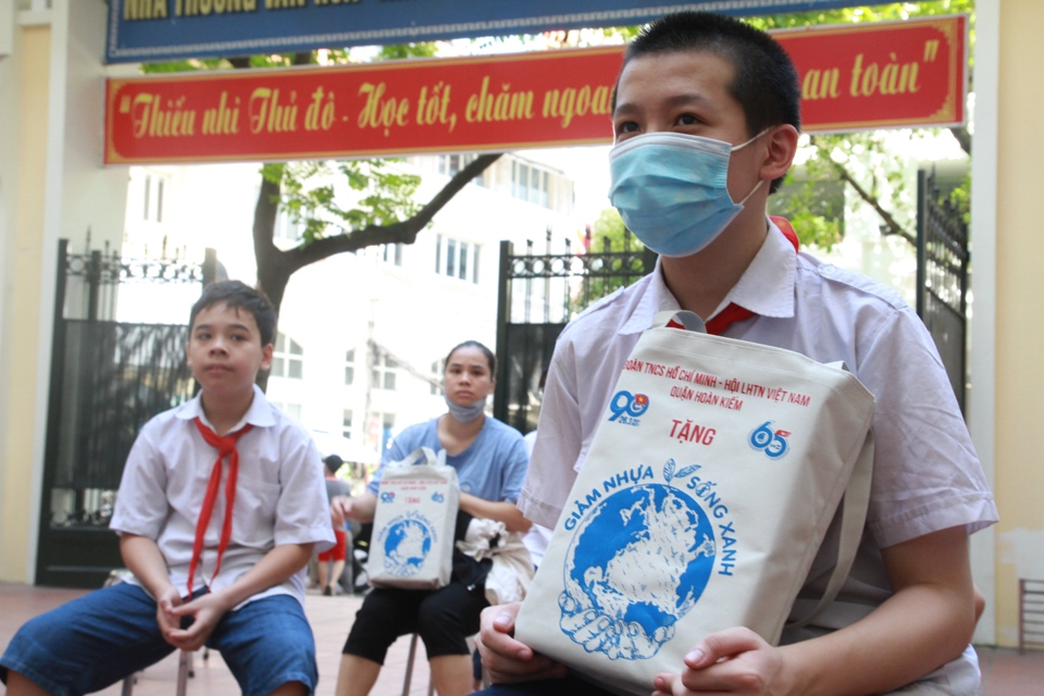 Quận đo&agrave;n Ho&agrave;n Kiếm tặng qu&agrave; trẻ em c&oacute; ho&agrave;n cảnh kh&oacute; khăn v&agrave; Quỹ &ldquo;Bảo trợ trẻ em&rdquo; quận nh&acirc;n Th&aacute;ng h&agrave;nh động v&igrave; trẻ em năm 2022