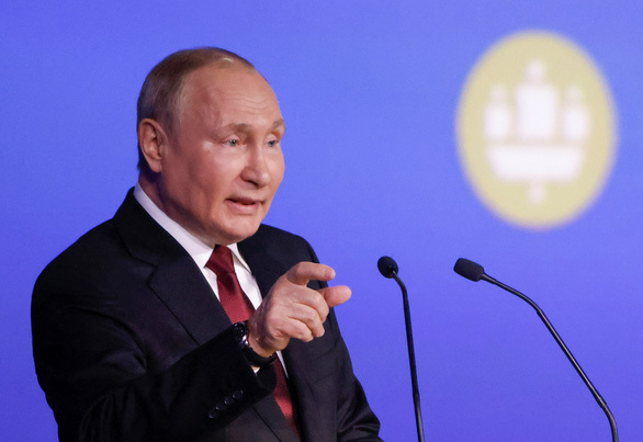 Tổng thống Nga Vladimir Putin ph&aacute;t biểu tại Diễn đ&agrave;n Kinh tế quốc tế St. Petersburg (SPIEF) tổ chức ở Saint Petersburg, Nga ng&agrave;y 17/6. Ảnh: Reuters.