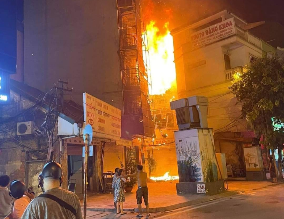 Nhanh chóng dập tắt đám cháy lớn ở nhà dân trên đường Giải Phóng - Ảnh 1