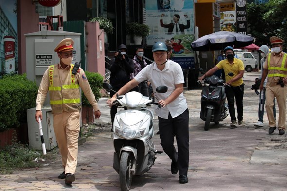 Hà Nội: Hàng chục tài xế say xỉn bị xử lý trong ngày đầu cao điểm - Ảnh 1